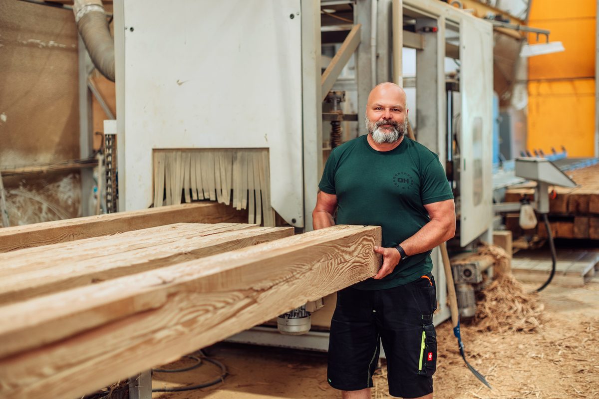 Mitarbeiter im Sägewerk